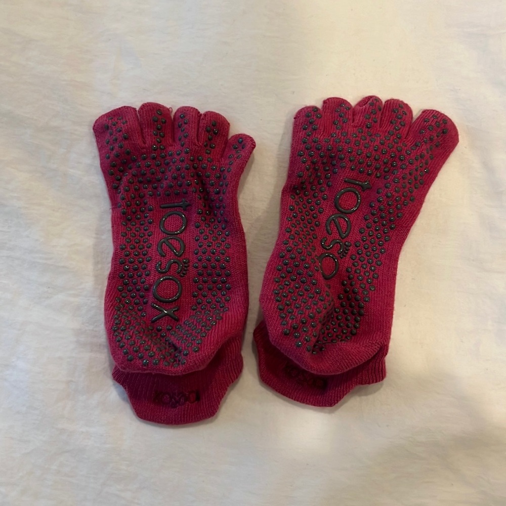 Size small Toesox Magenta color
